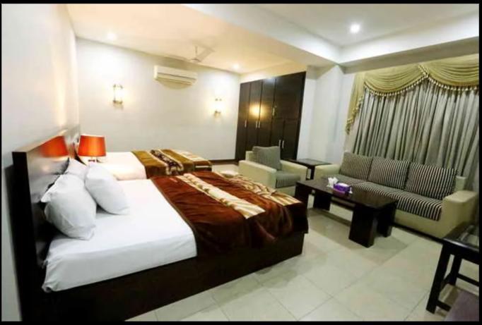 Hotel Multan Continental Экстерьер фото