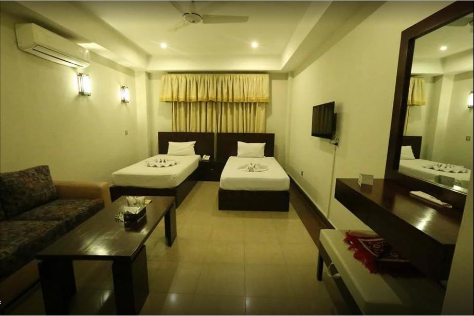 Hotel Multan Continental Экстерьер фото
