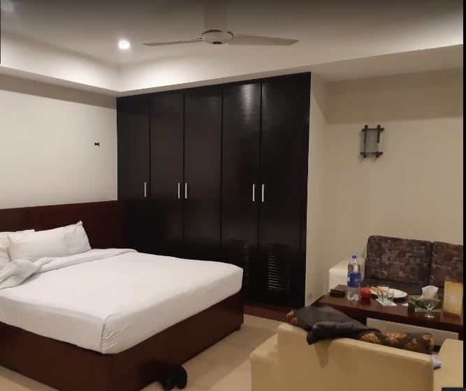 Hotel Multan Continental Экстерьер фото