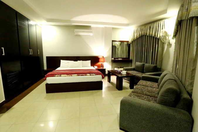 Hotel Multan Continental Экстерьер фото